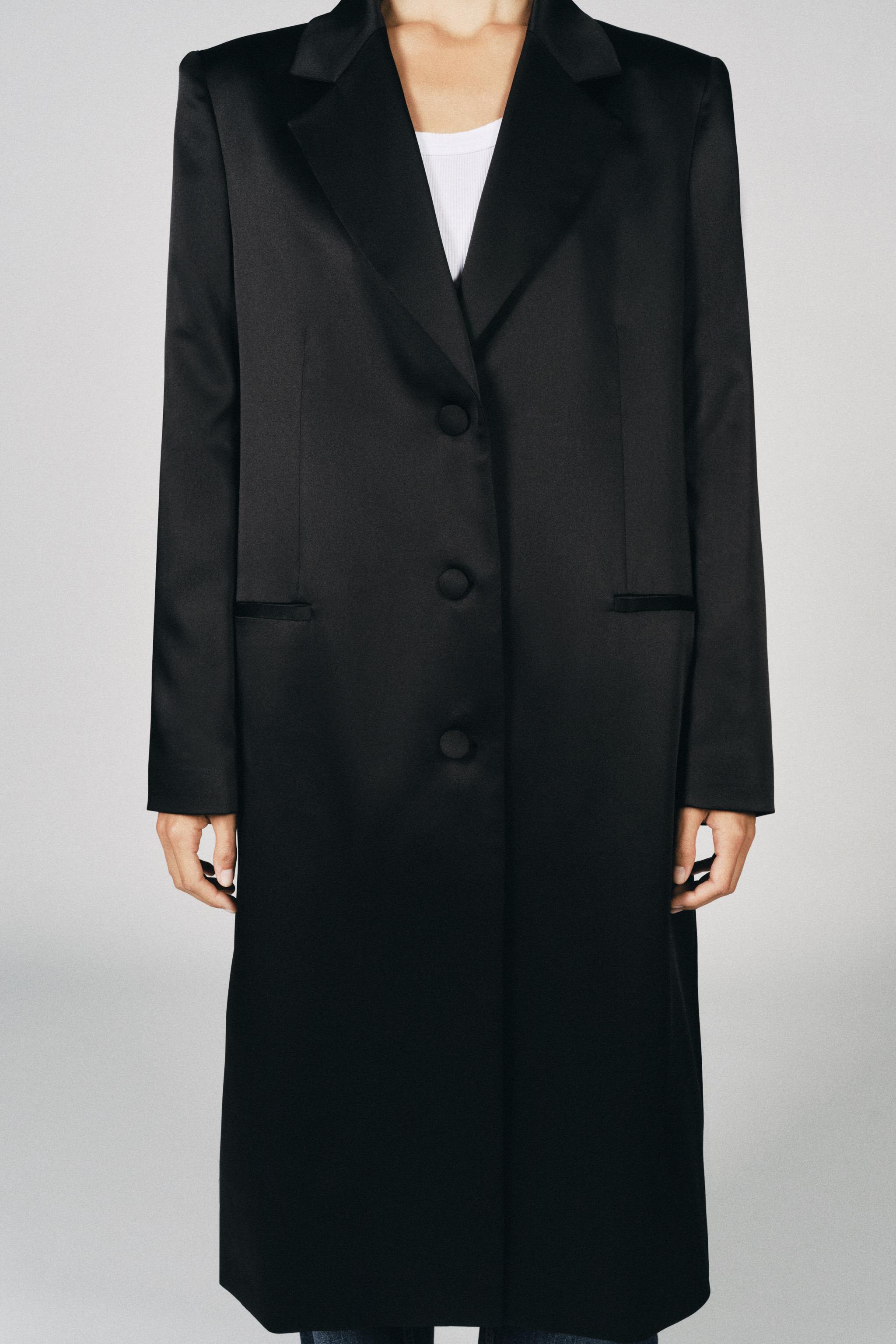 MANTEAU SATINÉ À ÉPAULETTES
