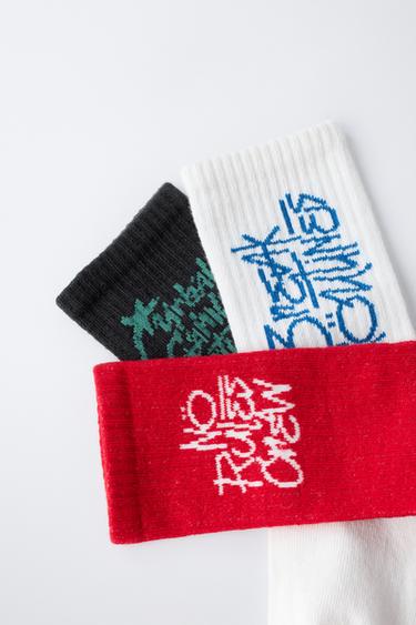 LOT DE TROIS PAIRES DE CHAUSSETTES INSCRIPTION GRAFFITI - Multicolore de Zara - Image 2