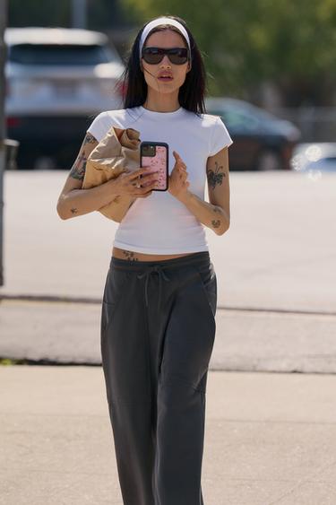 تيشرت ضيق بأكمام قصيرة - أبيض الخاص بـ Zara