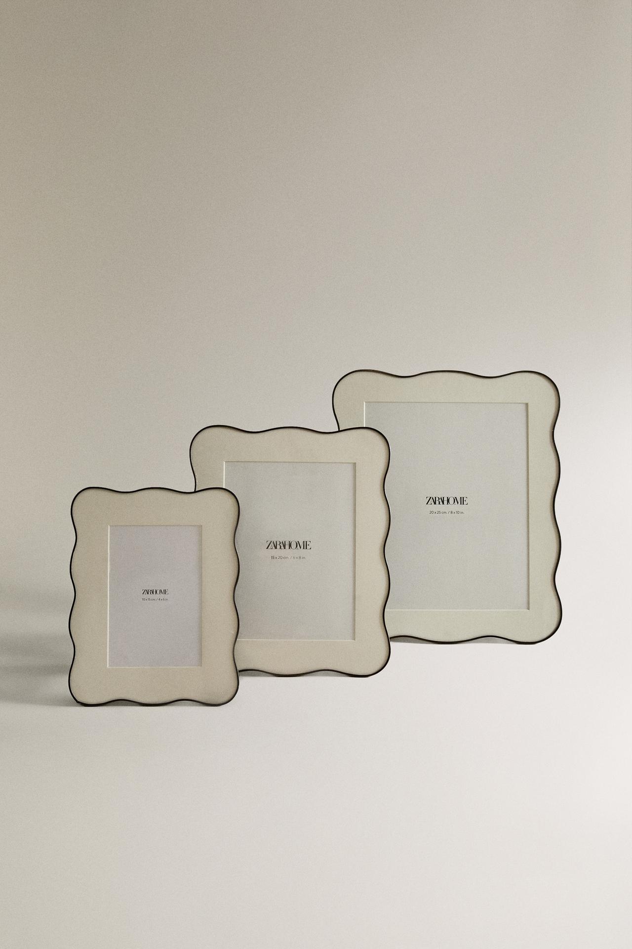 WAVY METAL PICTURE FRAME — Black