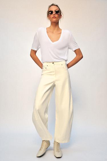 טי שירט נשפכת עם מחשוף V - לבן של Zara