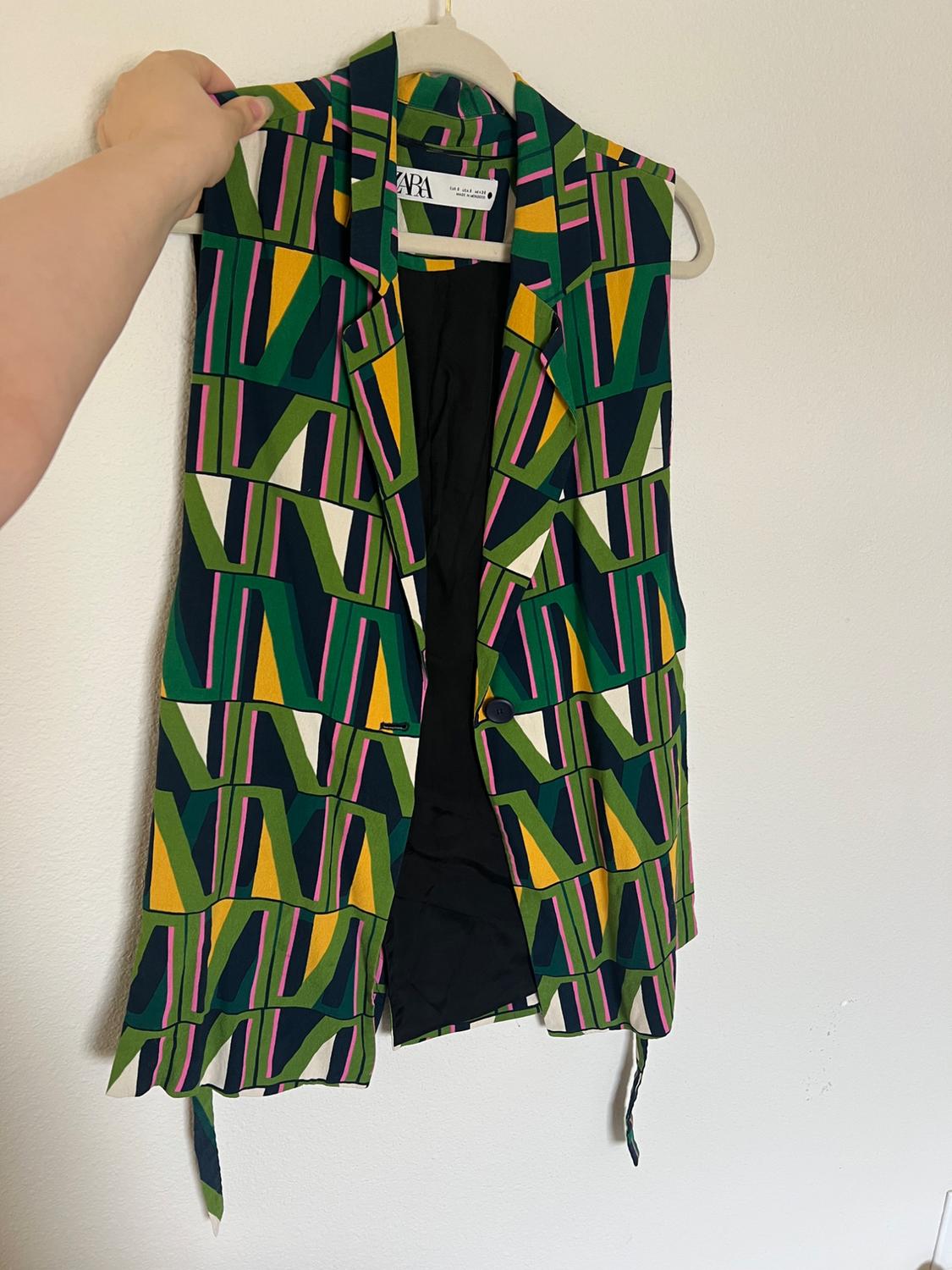 VENTED PRINTED VEST