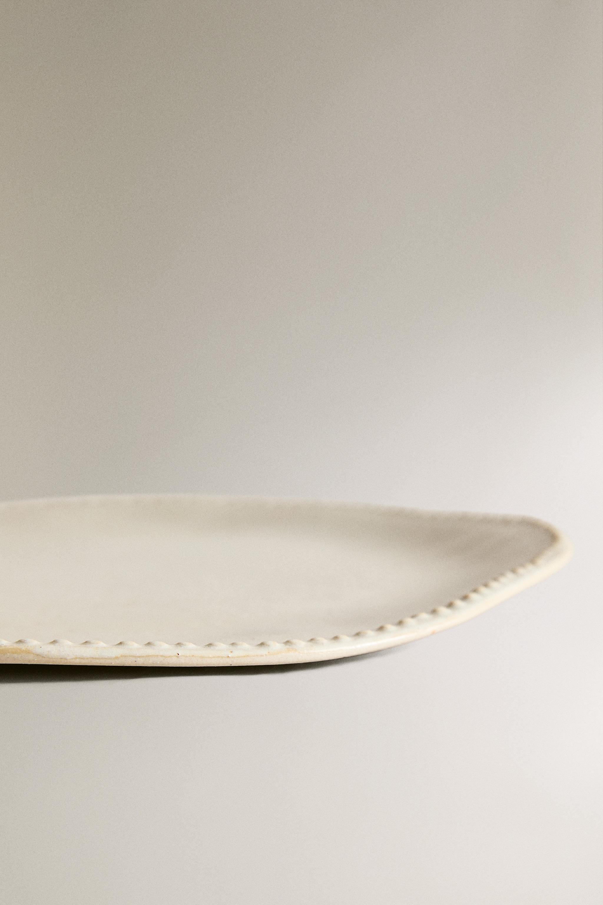 EMBOSSED STONEWARE DESSERT PLATE
