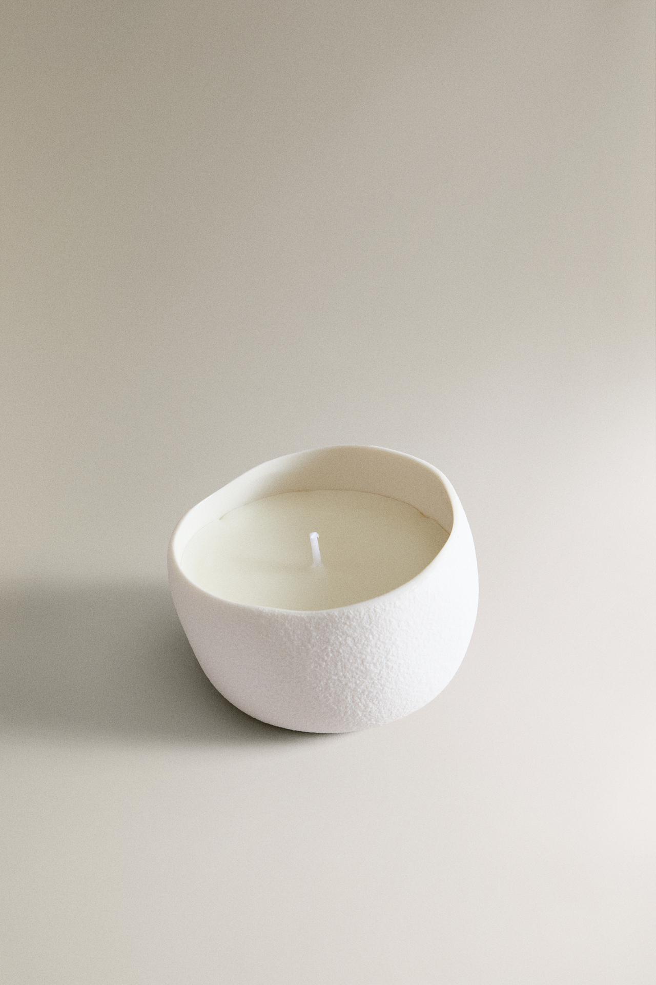 DECORATIVE TEXTURED CANDLE — White