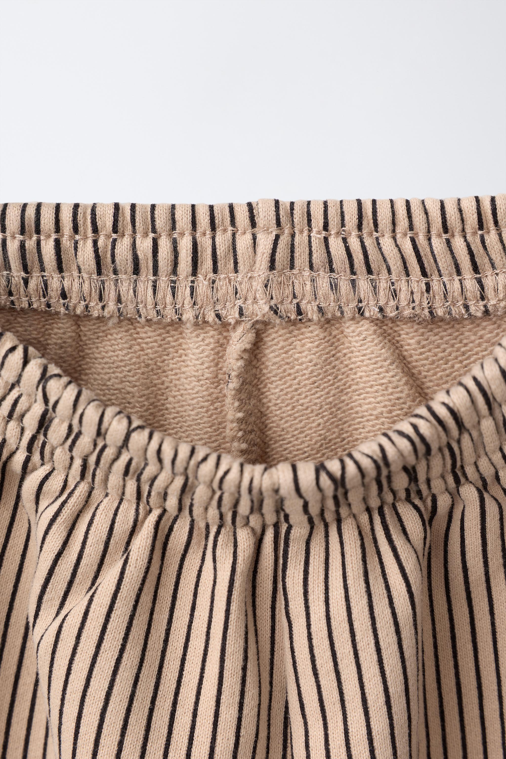 LOT DE DEUX PANTALONS EN MOLLETON RAYÉS ET UNIS