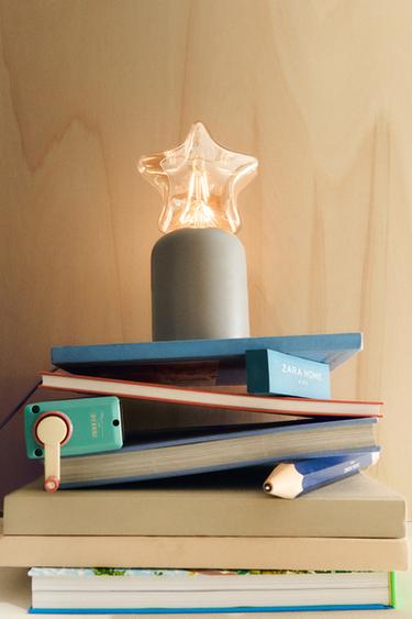 LAMPA BIURKOWA DLA DZIECI Z ŻARÓWKĄ W KSZTAŁCIE GWIAZDY - Niebieskawy Zara