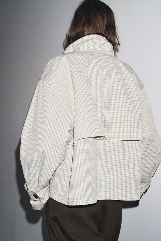 ZW COLLECTION KRÁTKÝ TRENČ S LĺMCEM Z IMITACE KŮŽE - Černá / Bílá od Zara - Obrázek 2