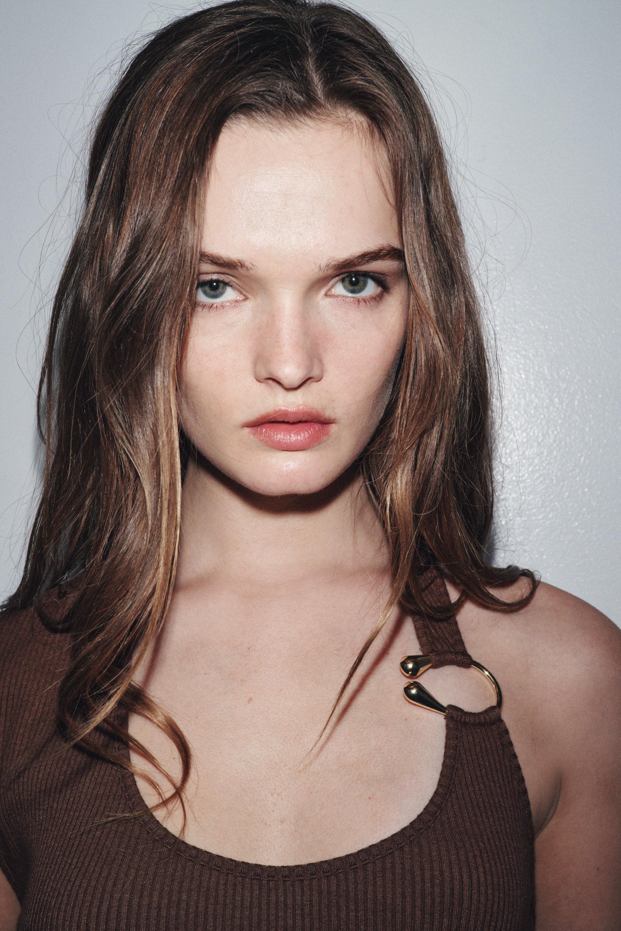 RIB TOP WITH METAL DETAIL