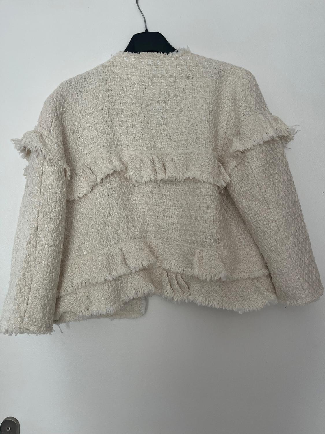 VESTE COURTE À VOLANTS BEIGE. - Image 2