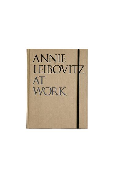 ANNIE LEIBOVITZ AT WORKE BOG (ENGELSK) - lys beig fra Zara