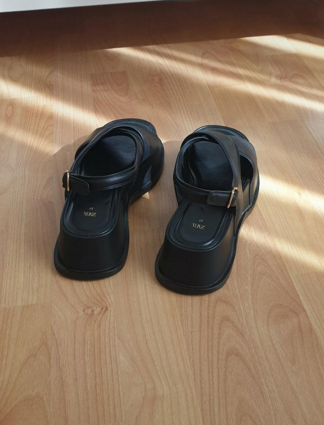LEATHER SANDALS WITH CRISS-CROSS STRAPS - Image 5