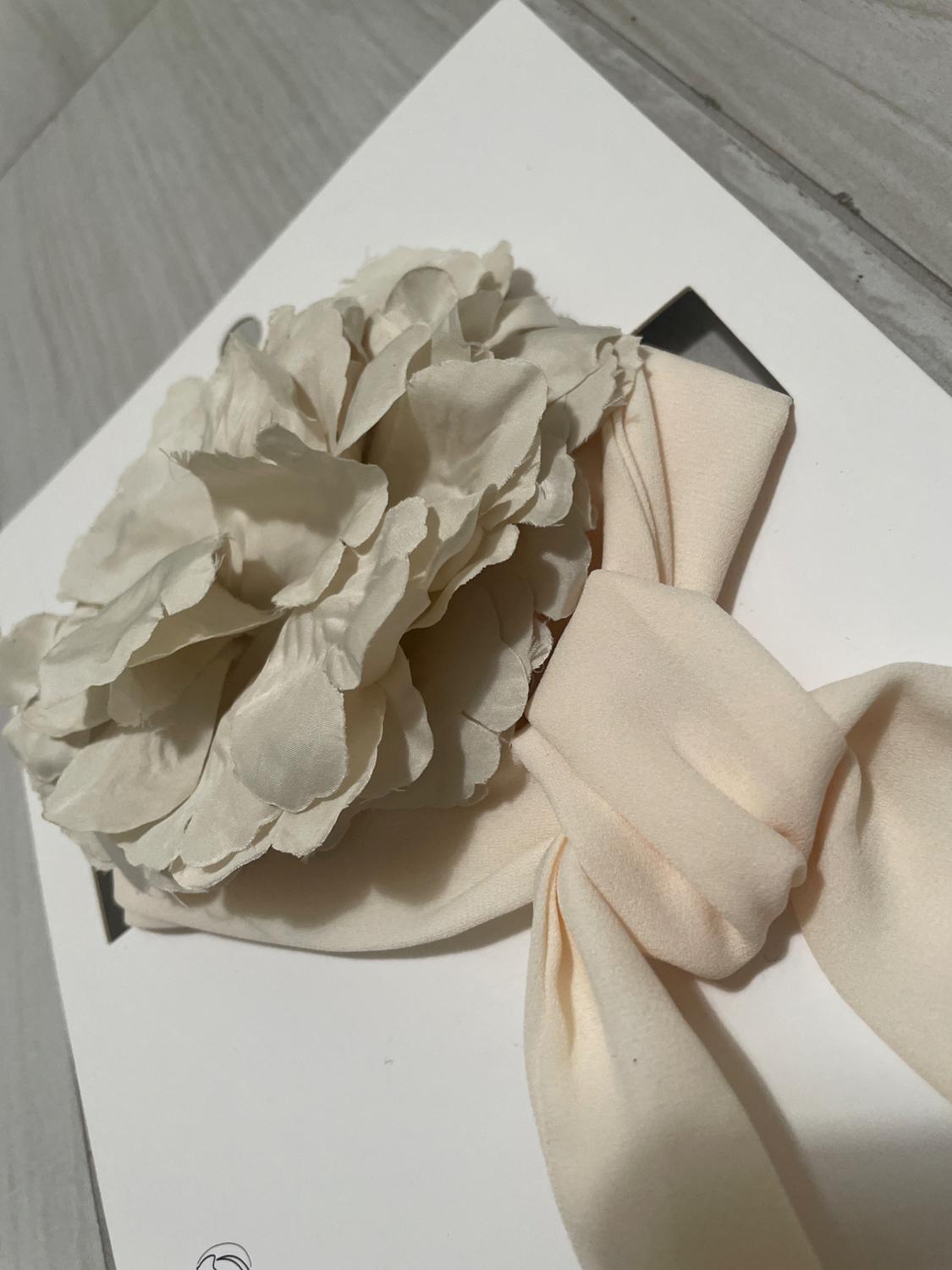 SCARF WITH FLOWER - Image 3