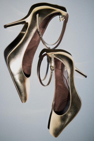 PUMPS IN METALLIC-OPTIK - Goldfarben von Zara