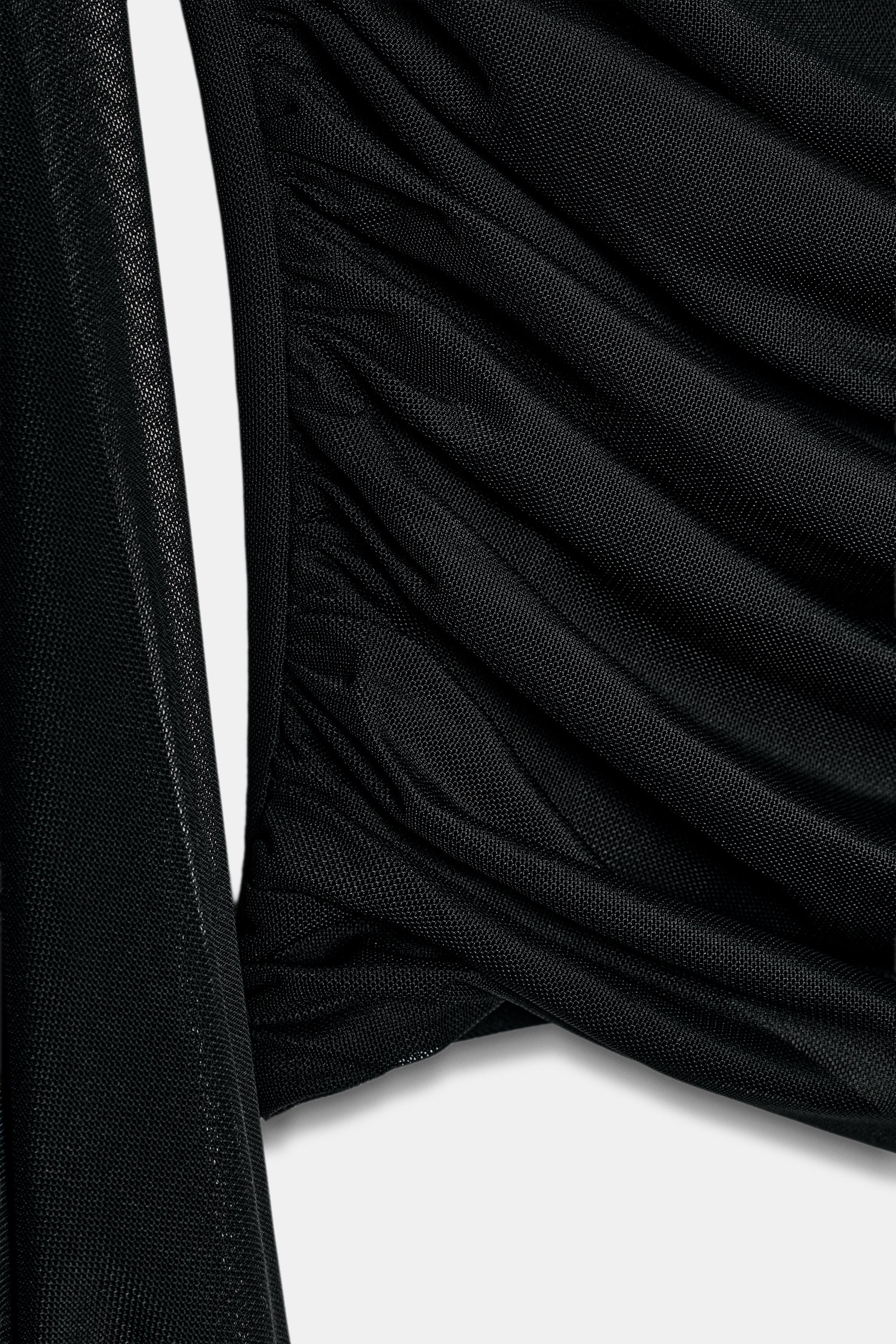 FLOWY STRAIGHT NECK TOP