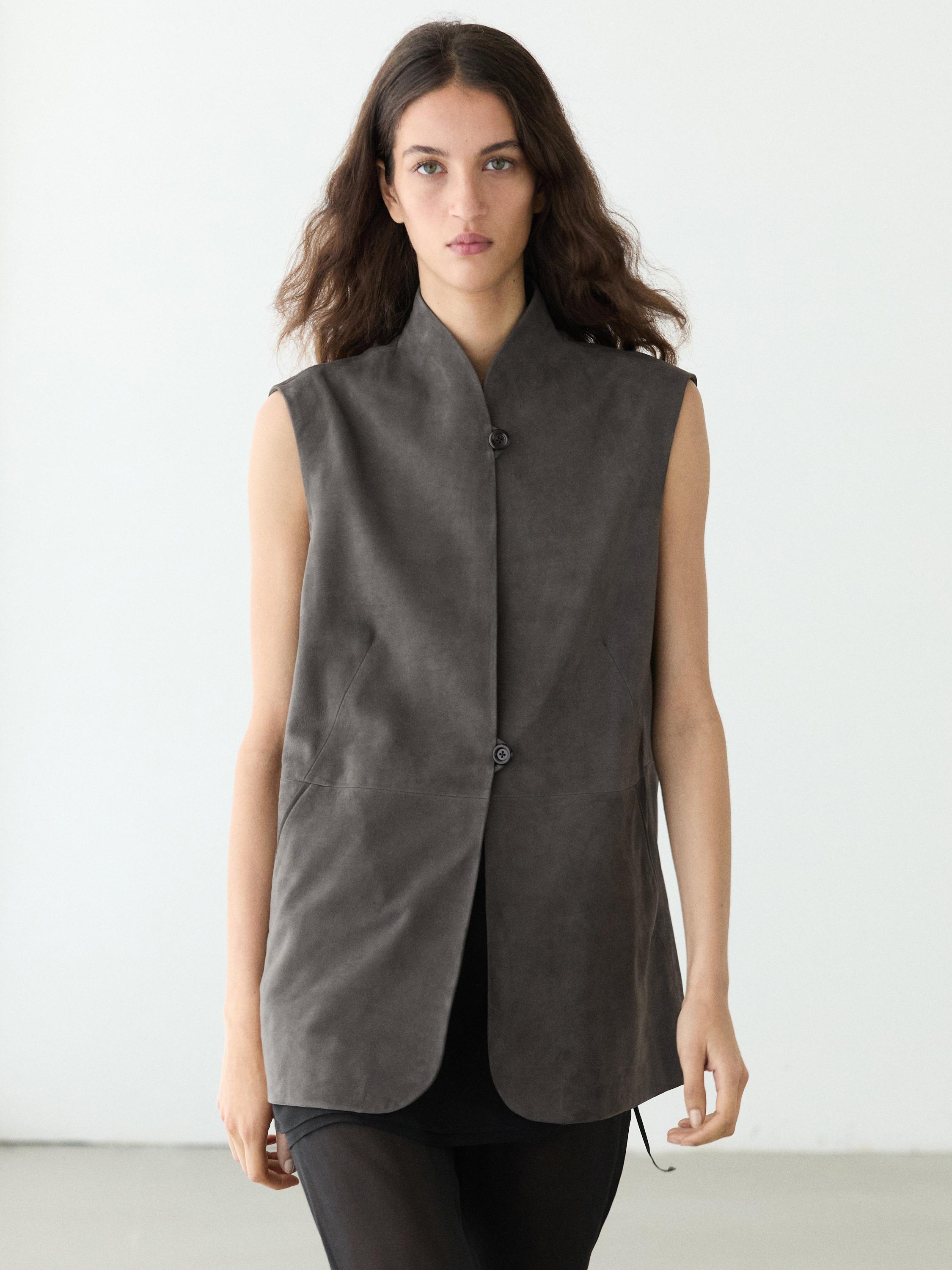 Leather waistcoat with velvety finish — Black gold