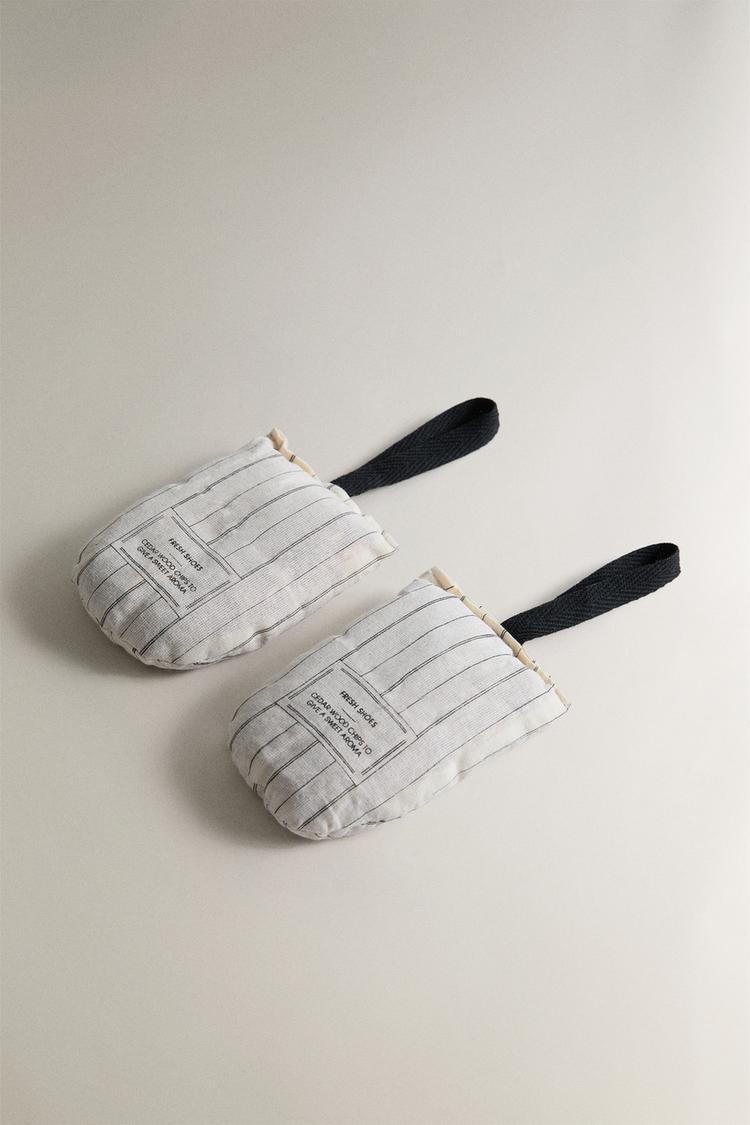 SCENTED CEDAR SHOE BAGS (PACK OF 2) — Black
