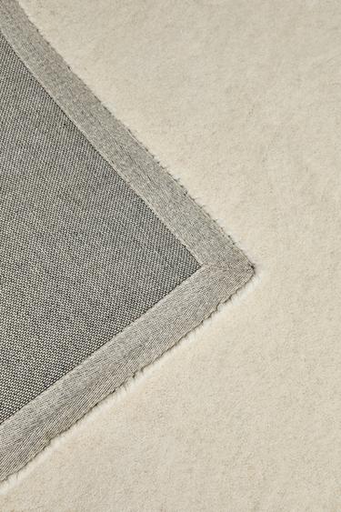 WOOL AND COTTON SOLID RUG - Light beige by Zara