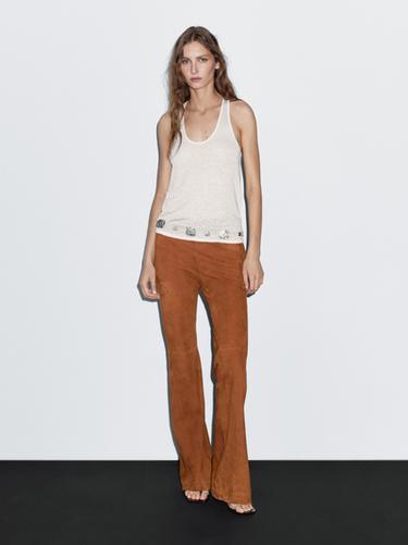 Pantalón flare fit piel ante - Visón oscuro de Zara