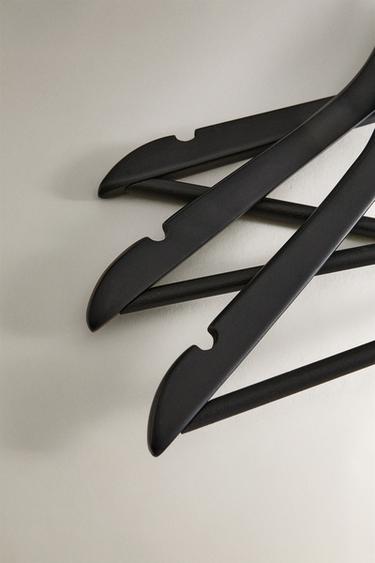 LACQUERED WOODEN HANGER (SET OF 3) — Black 2