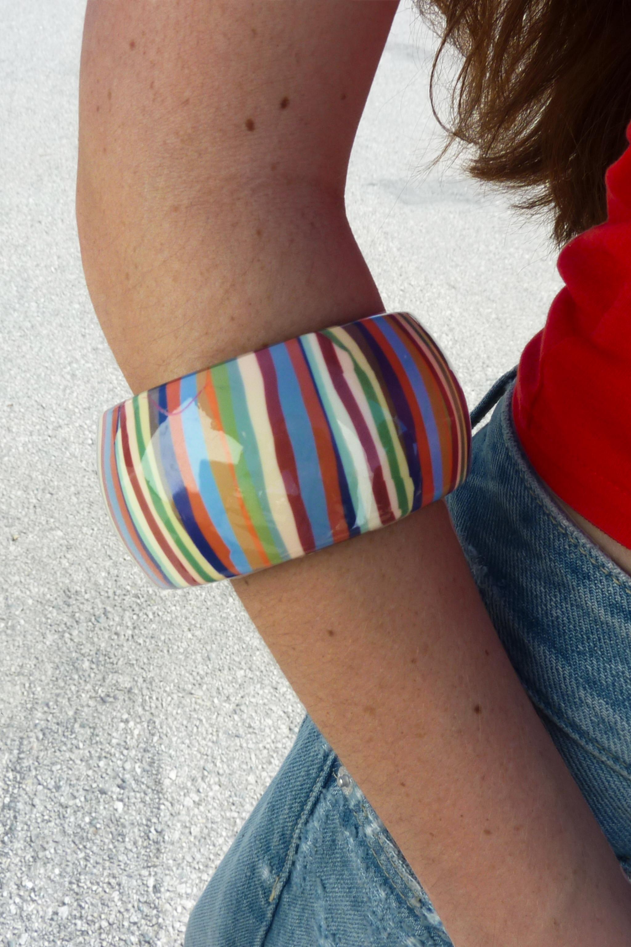 LOT DE 2 BRACELETS RAYÉS EN RÉSINE