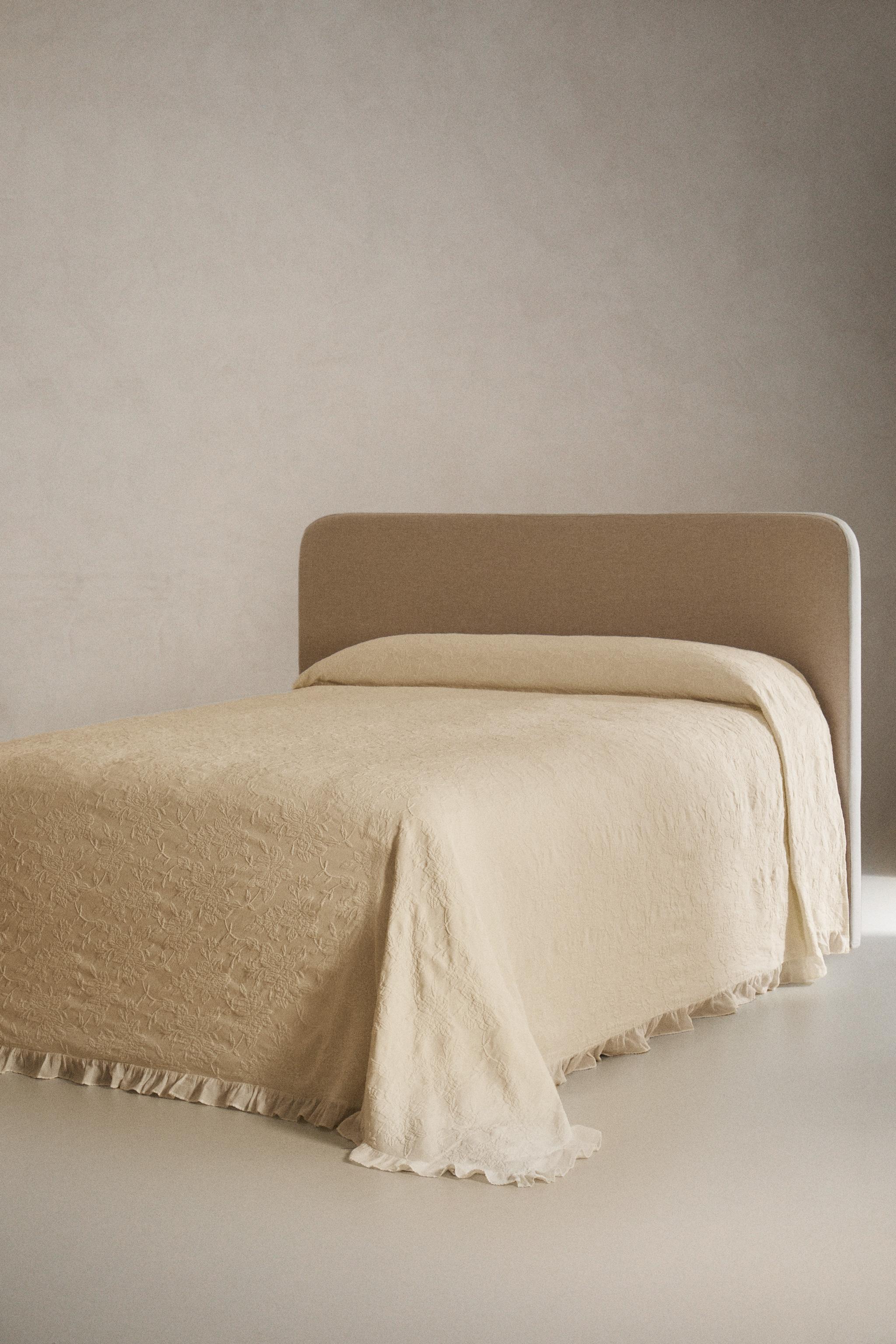 【美品】ZARA ザラホーム　ベッドスプレッド　フリル　ベージュ 美品】ZARAHOME ザラホーム ベッドスプレッド フリル ベージュ