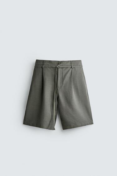 BERMUDA RELAXED FIT PLIEGUES CINTURÓN - Verde gris de Zara
