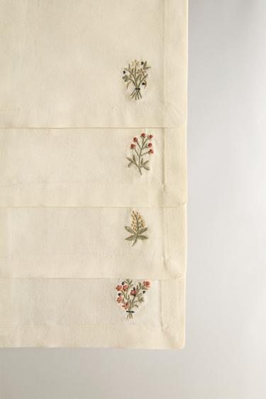 PACK SERVIETTES DE TABLE BRODERIE FLEURS (LOT DE 4) - Écru de Zara - Image 2