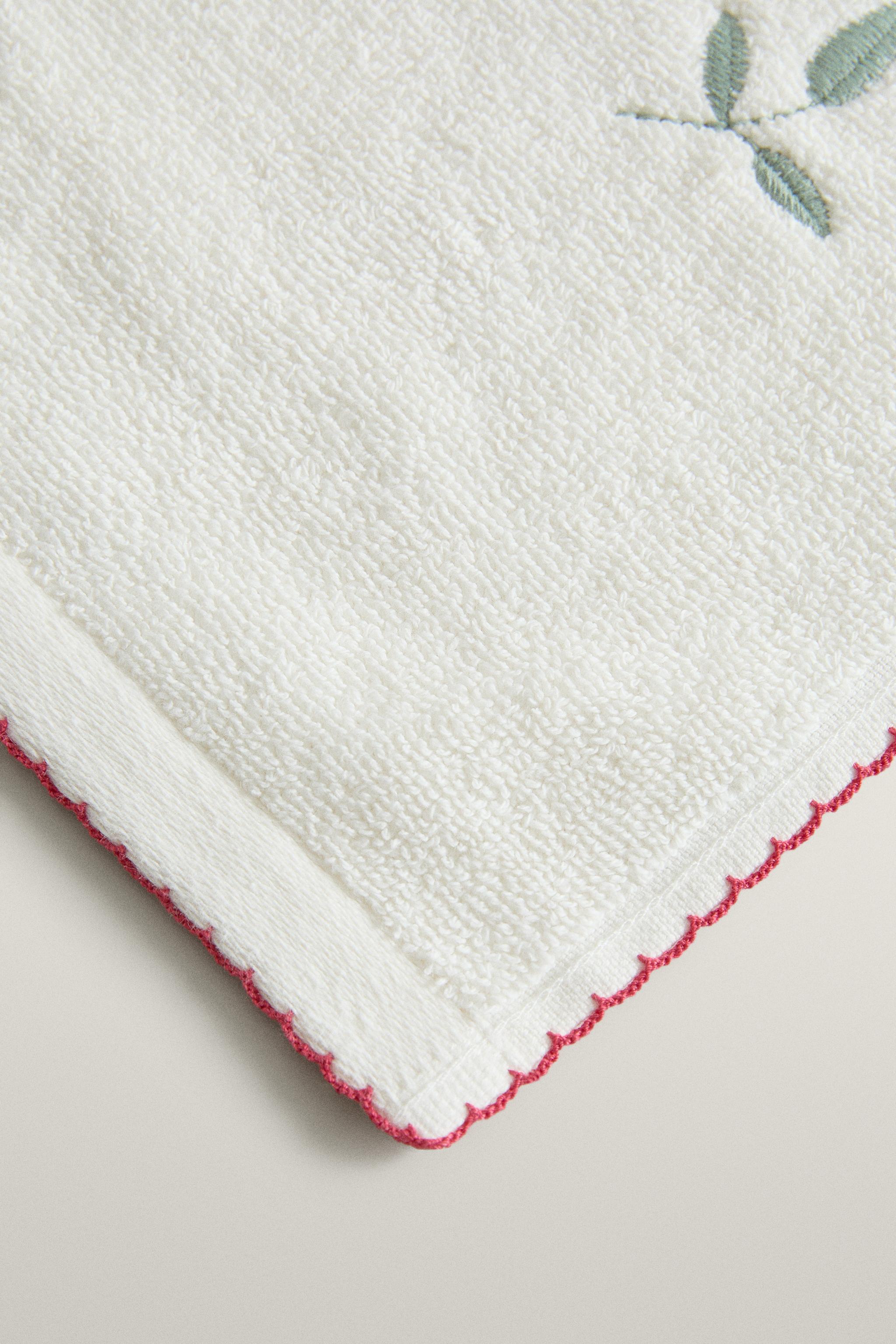 FLORAL EMBROIDERED BATH TOWEL