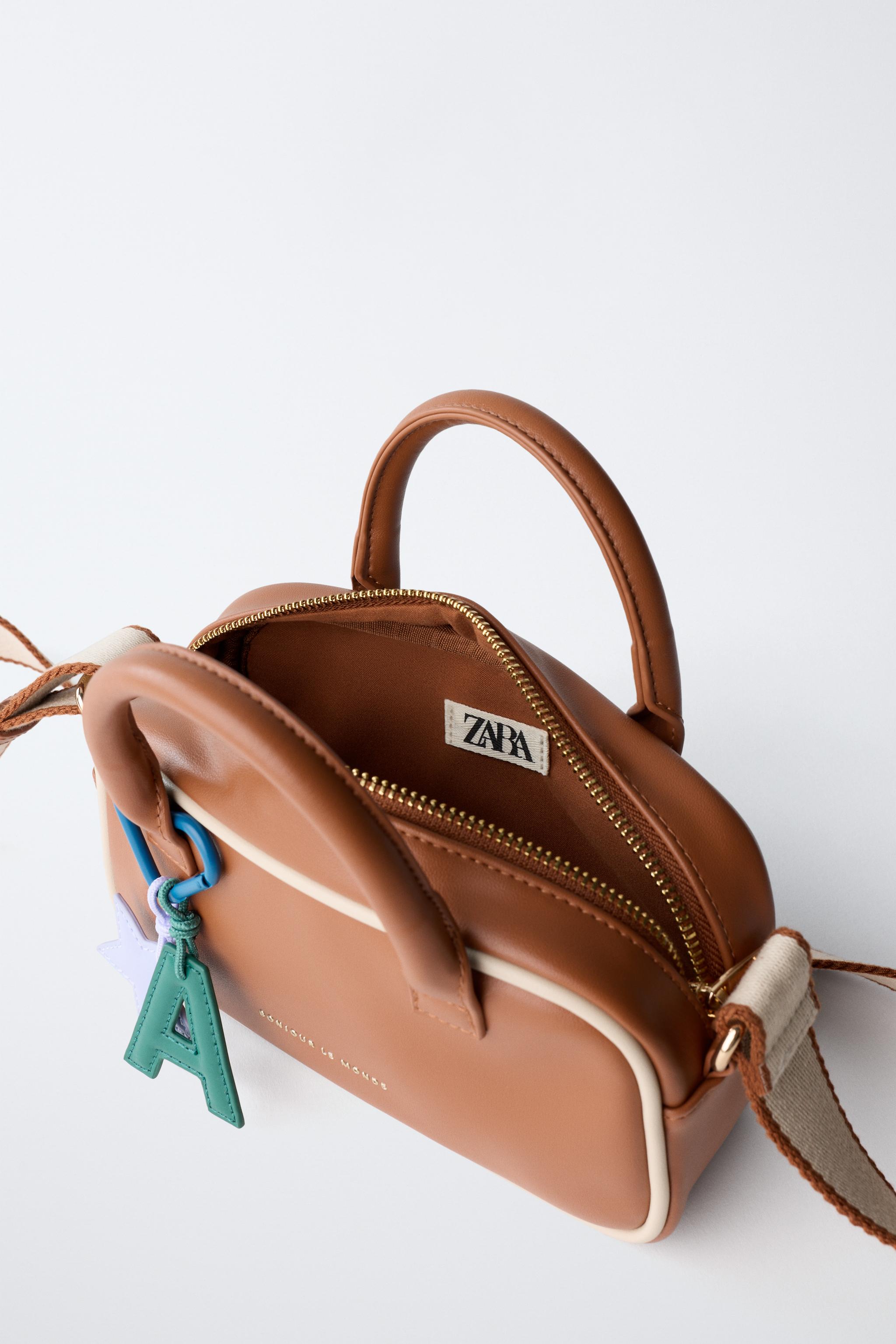 ブラウン系 ハンドバッグ チャーム付き チャーム付きクロスボディバッグ - ブラウン | ZARA Japan / 日本