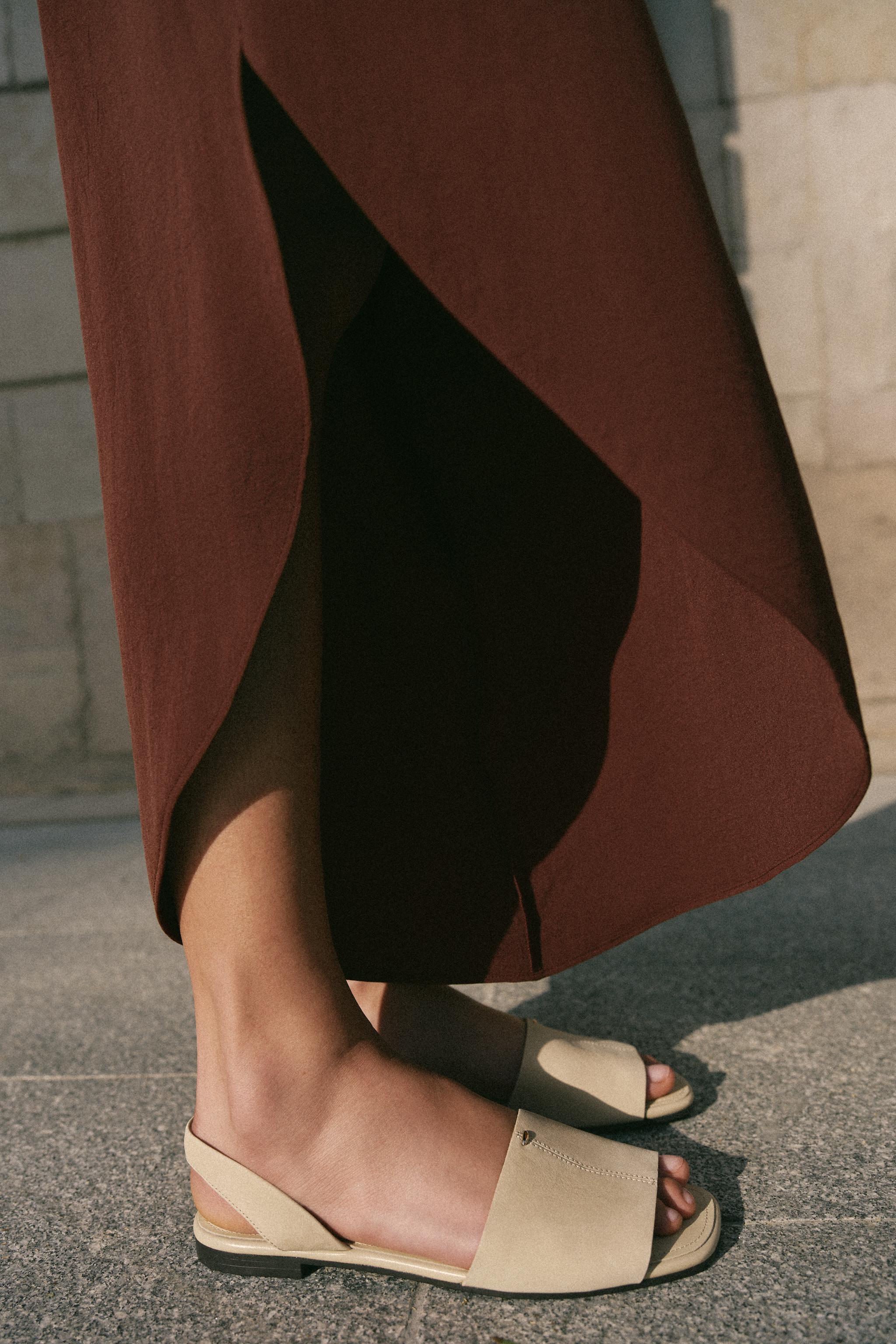 LEATHER STRAP FLAT SANDALS