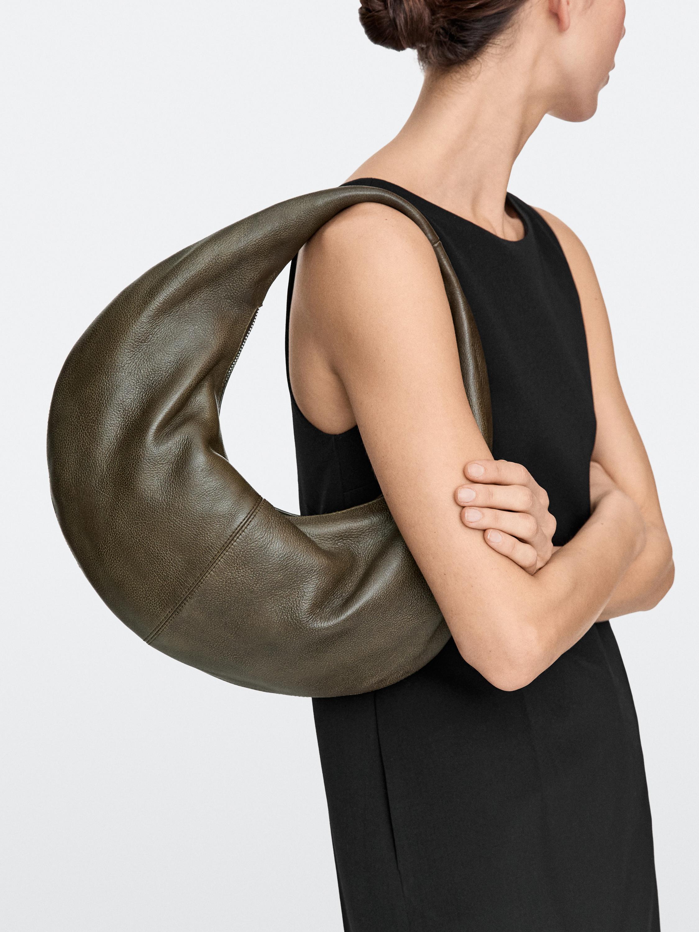 Sac demi-lune moyen en cuir nappa