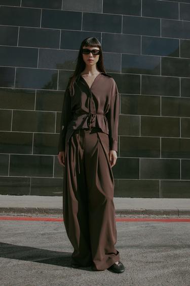 BLUSA SATINADA CINTURÓN - Marrón de Zara