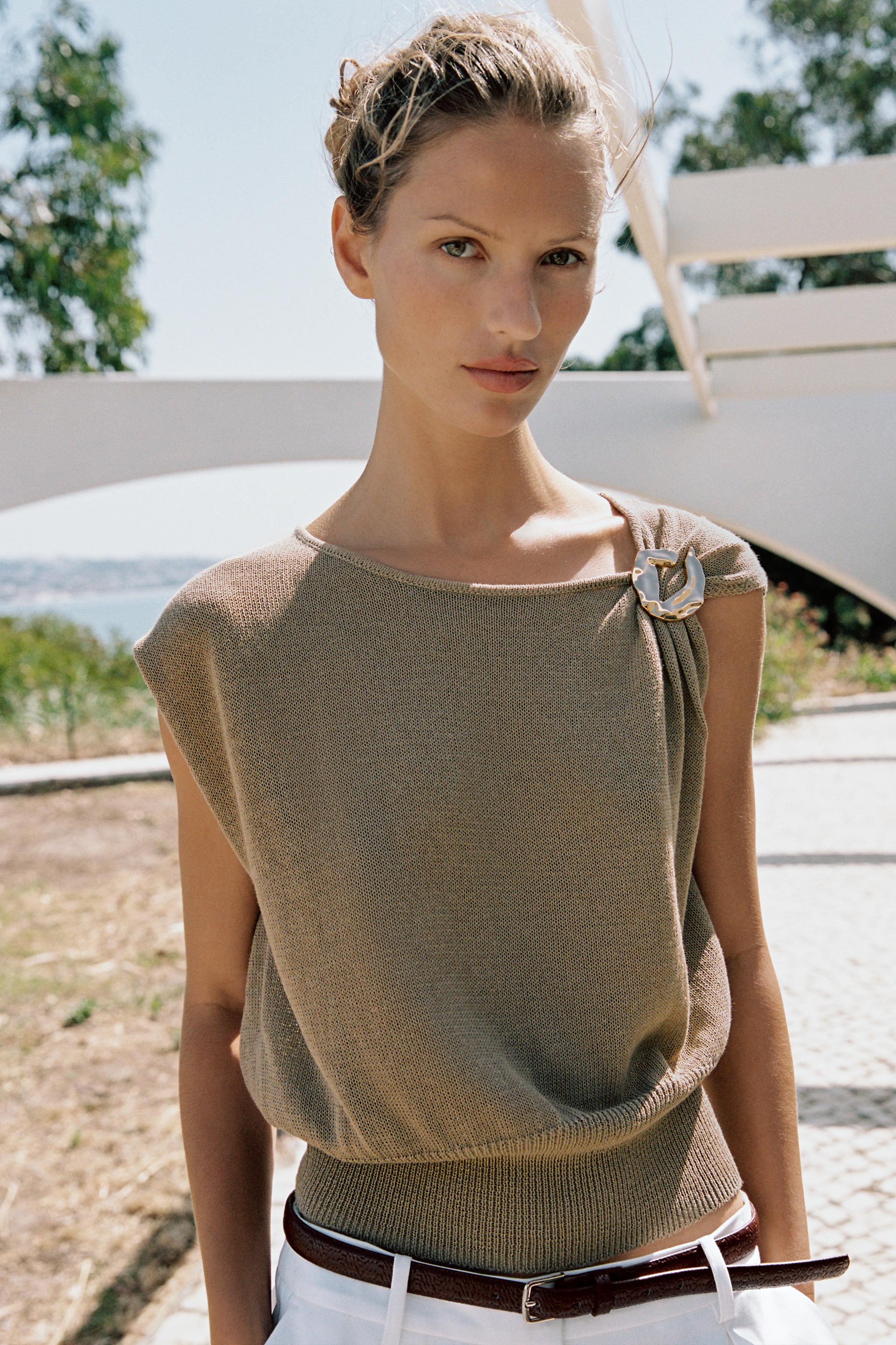 METALLIC TRIM KNIT TOP