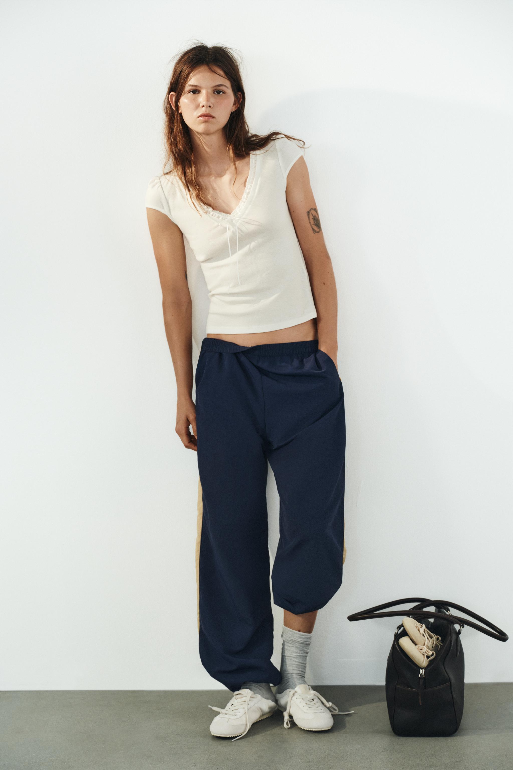 CONTRAST V-NECK T-SHIRT