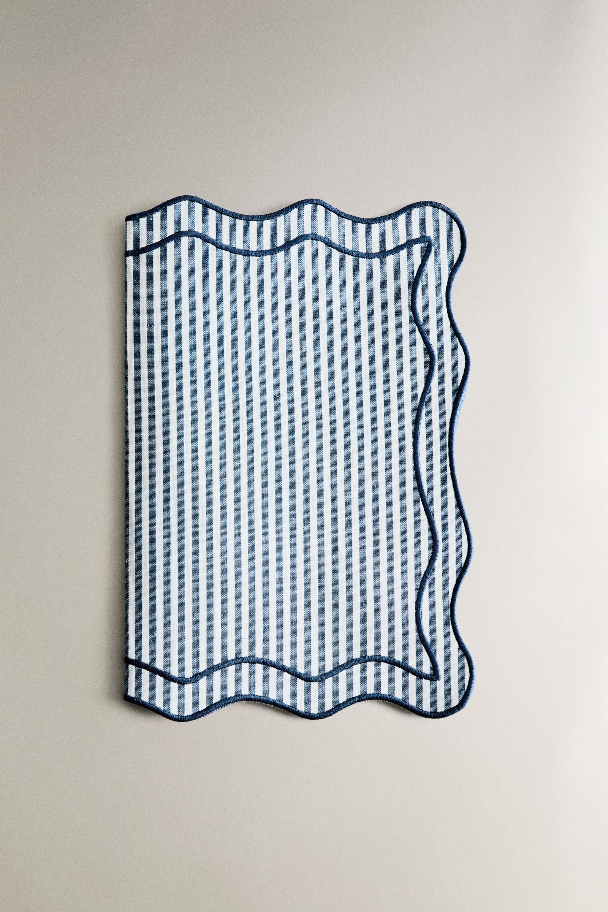STRIPED SCALLOPED PLACEMAT — Blue