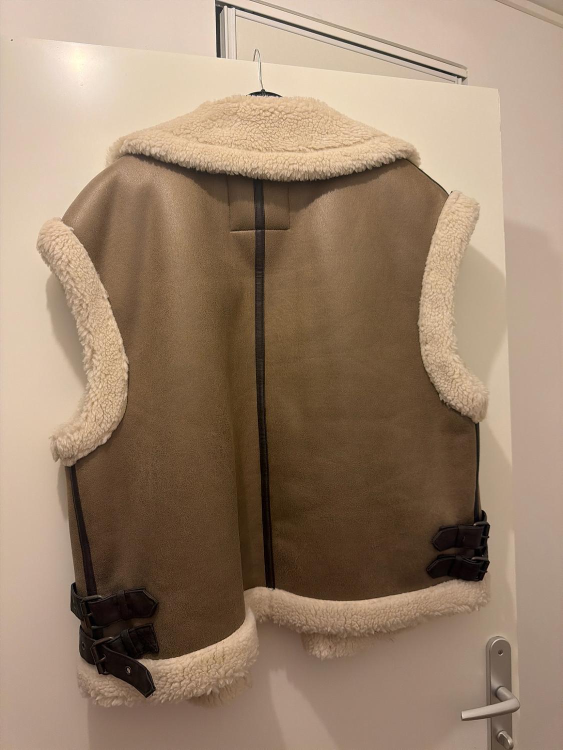 CONTRAST FAUX SHEARLING GILET - Image 5