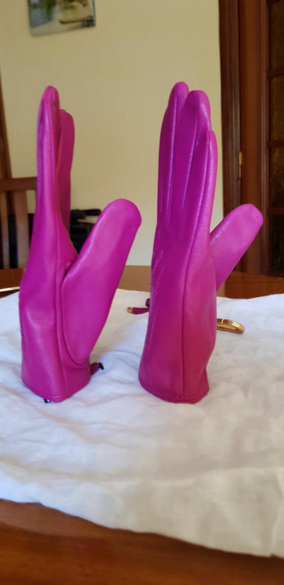 JUEGO GUANTES DE PIEL Y LLAVERO - Image 3