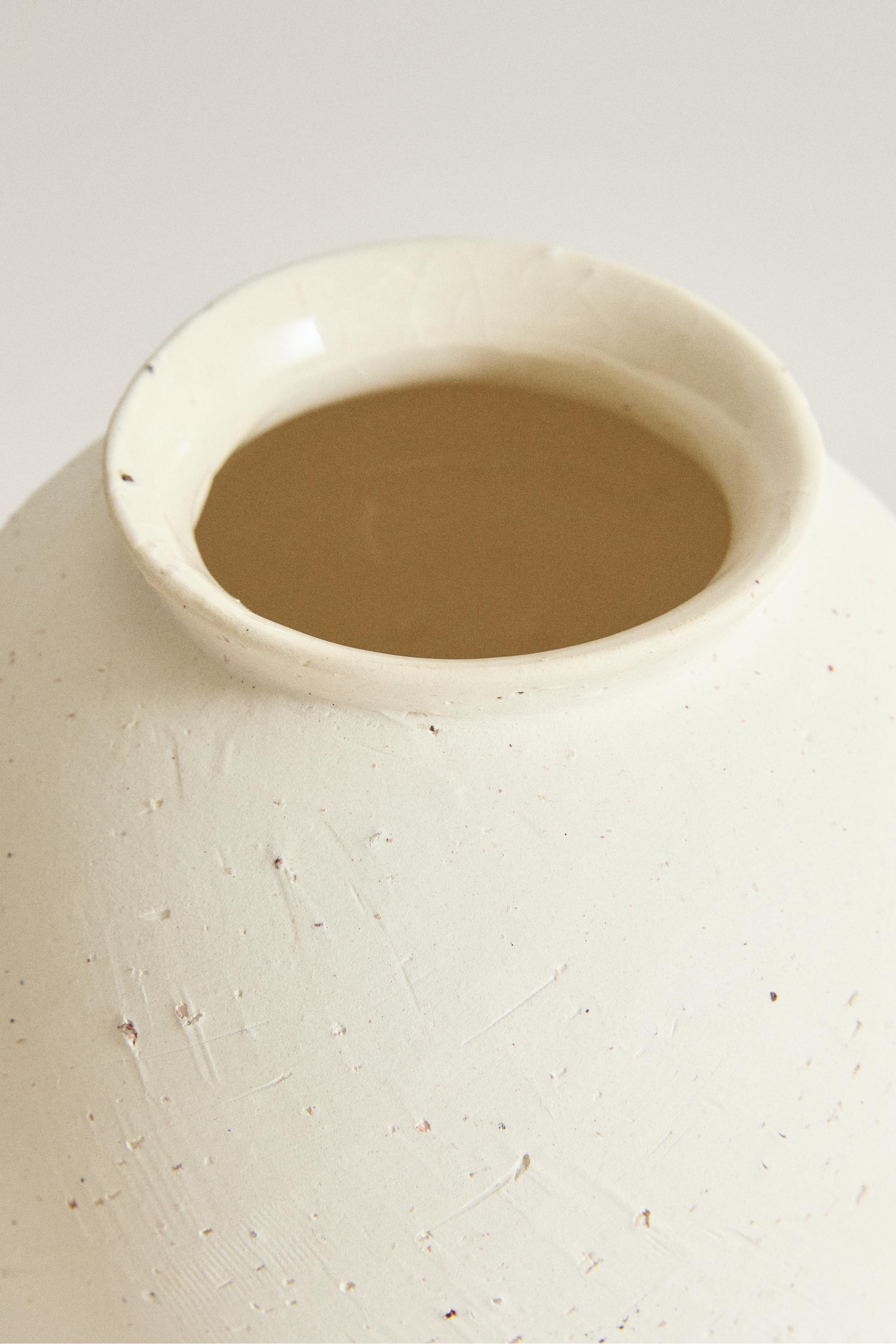 ROUND CERAMIC DECORATIVE VASE