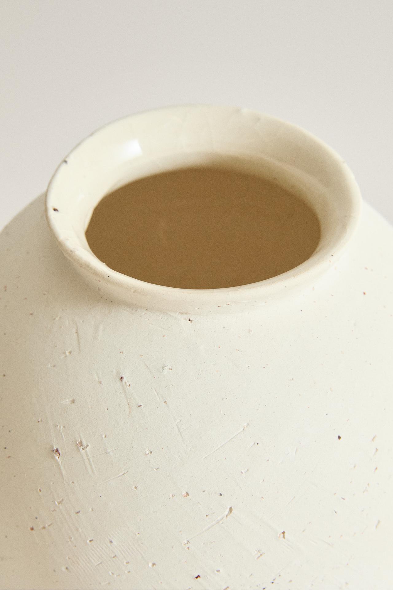 ROUND CERAMIC DECORATIVE VASE — White