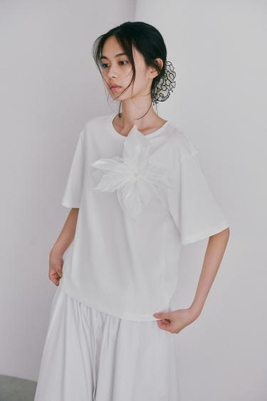 ボリュームフラワーTシャツホワイトZaraのボリュームフラワーTシャツ - ホワイト 