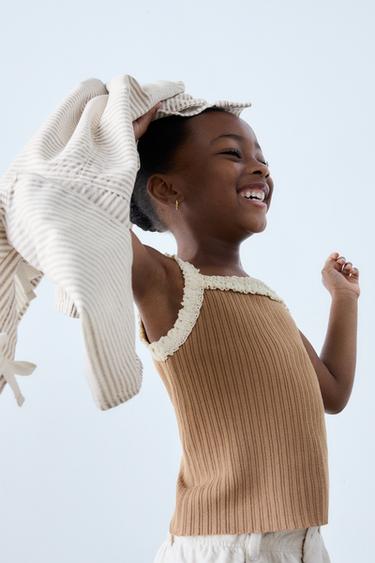 CAMISETA PUNTO TIRANTES PUNTILLA - Tostado de Zara