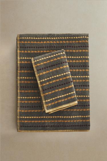 TEXTURED BATH TOWEL WITH COLOURED DOTS - متعدد الألوان الخاص بـ Zara