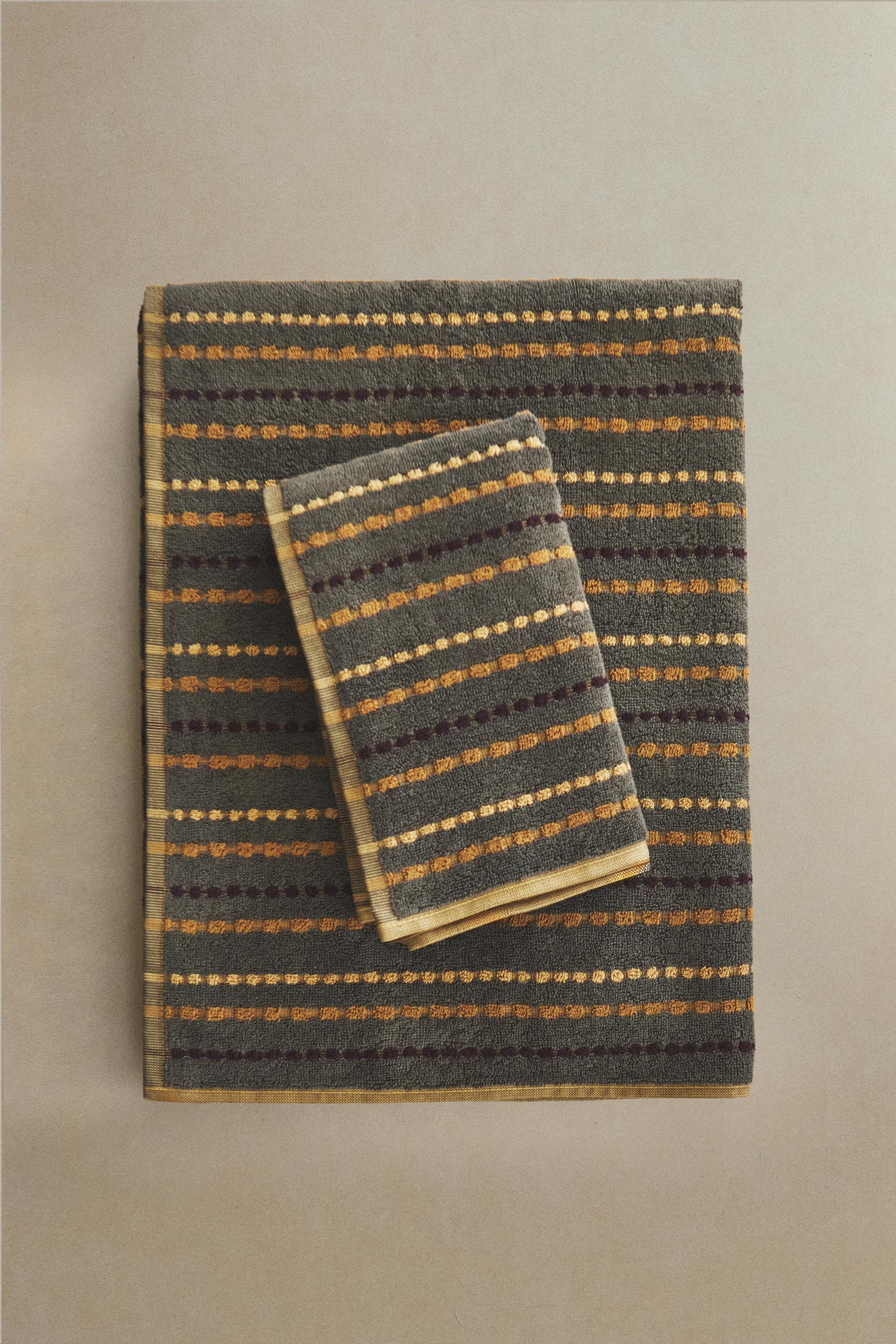 BATH TOWEL WITH COLORED DOTS