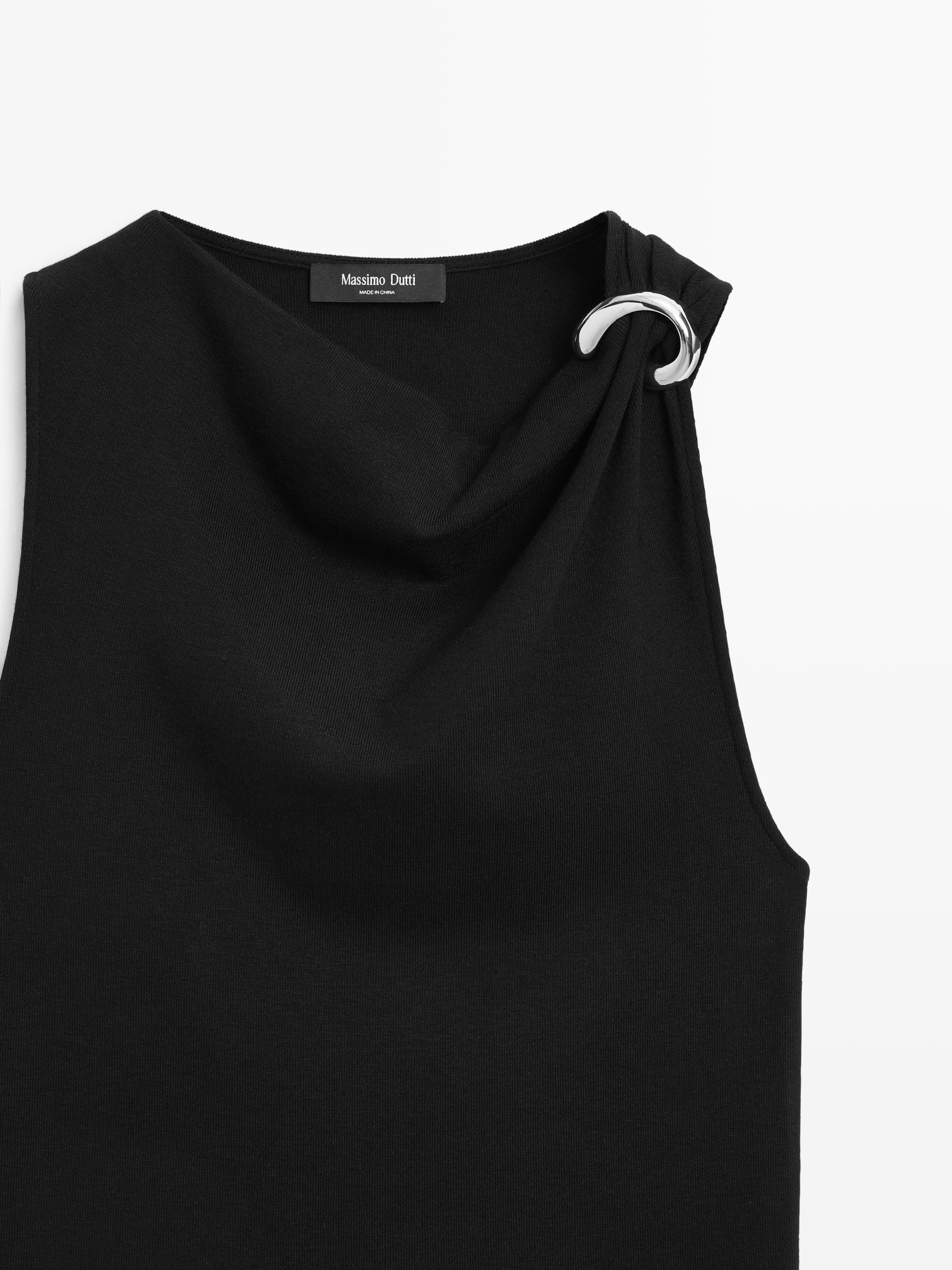 Top à encolure drapée et broche