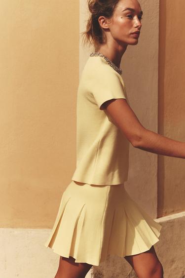 MINI-JUPE EN MAILLE PLISSÉE - Jaune clair de Zara - Image 2