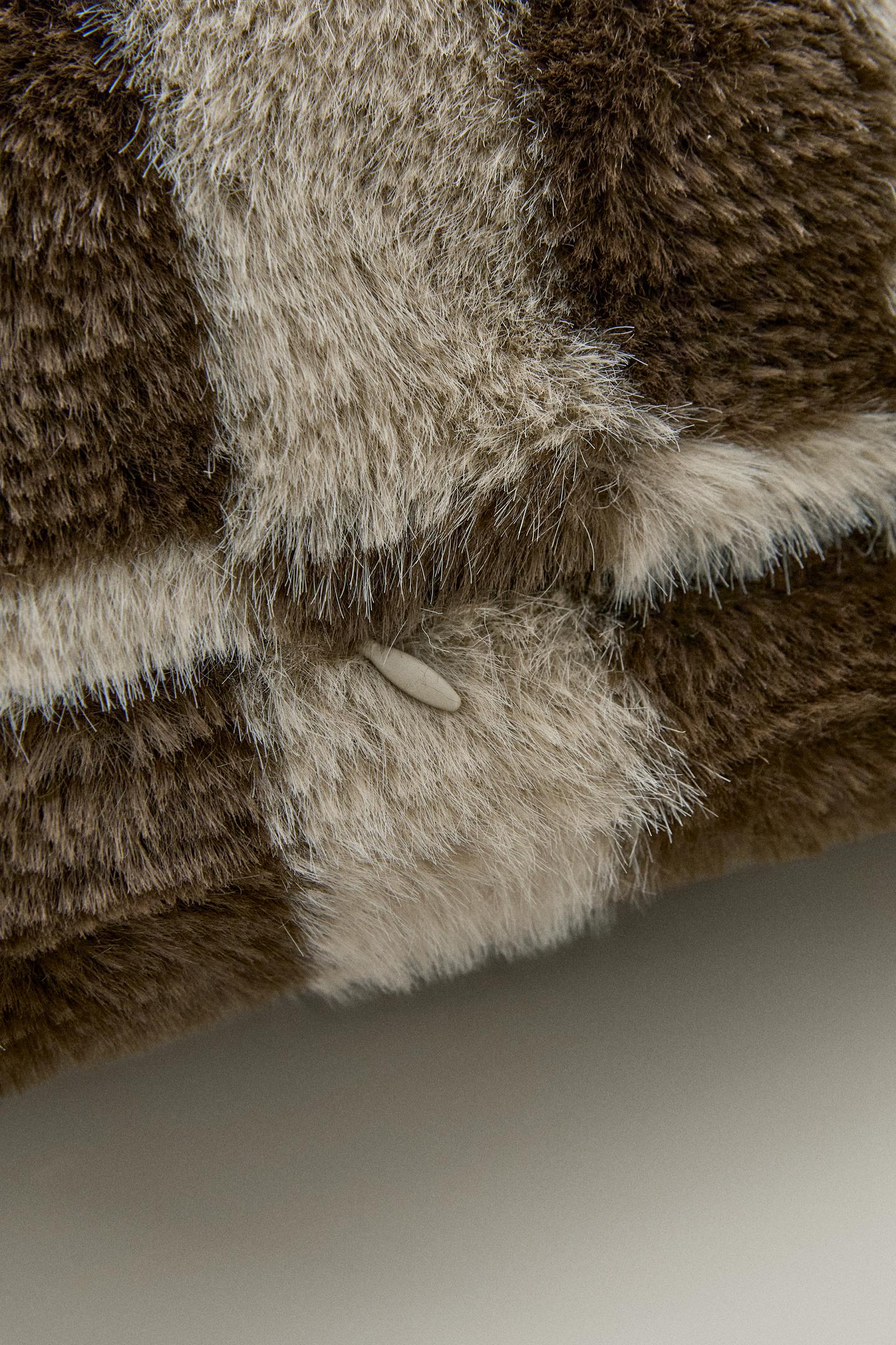 Подушка Zara Checkerboard Fur Throw Pillow Cover, цвет: Светлый бежевый — фото 4