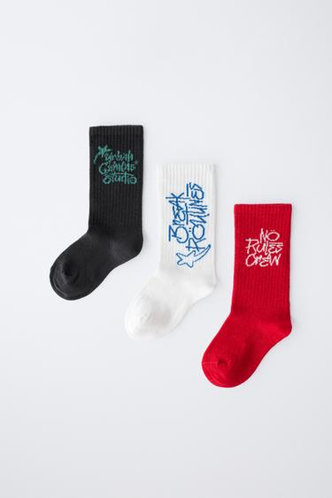 LOT DE TROIS PAIRES DE CHAUSSETTES INSCRIPTION GRAFFITI - Multicolore de Zara - Image 3