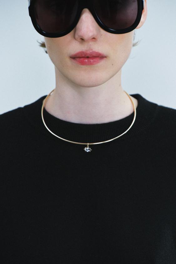 CHOKER-HALSKÆDE MED CHARM OG GLIMMER - guld fra Zara - Billede 0