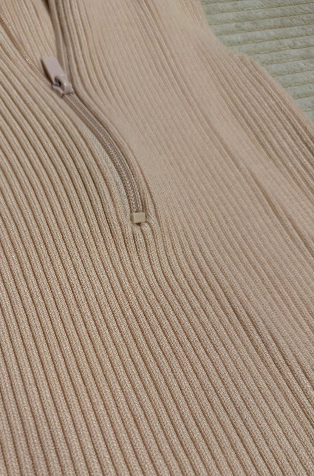 FITTED HOOK CLOSURE KNIT TOP - Image 2
