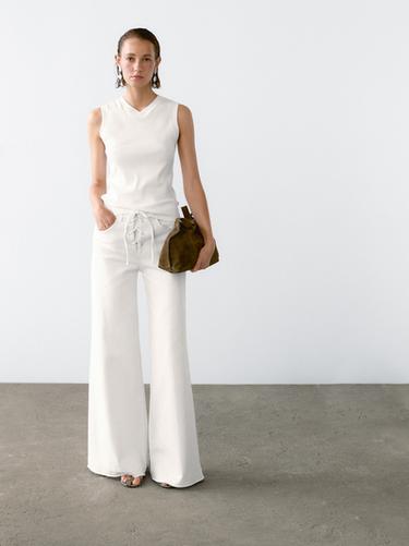Camiseta cuello pico 100% algodón - Blanco roto de Zara